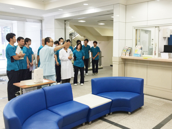 >▼「治療所見学班」（東洋療法教育専攻科卒業　國分俊繁先生・伊東太郎先生）