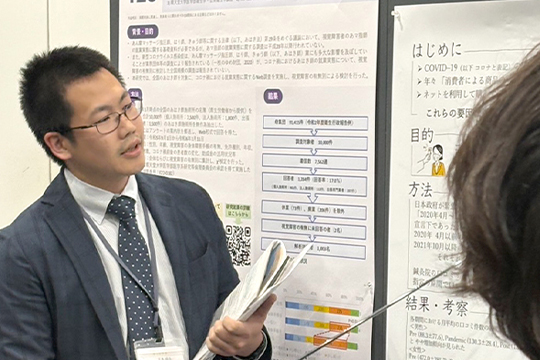 宮本成生先生のポスター発表の様子